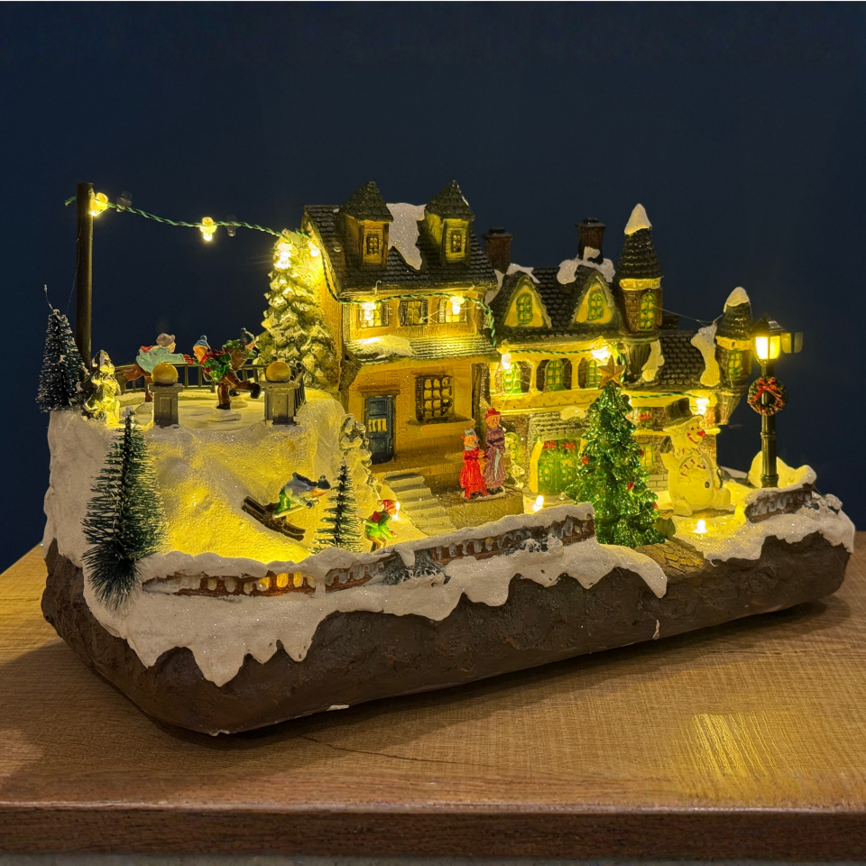 Işıklı Hareketli Buz Patenli Noel Köyü Dekoru – Christmas Ice Skating Village