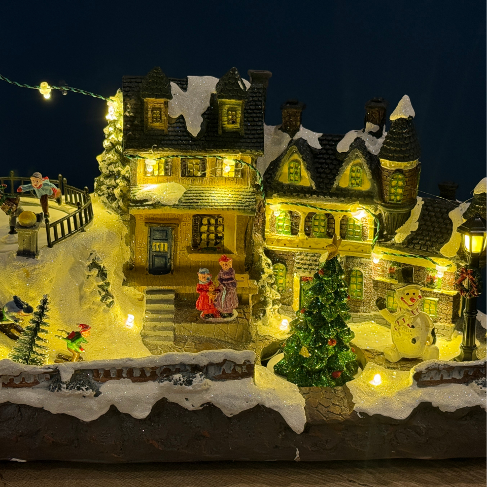 Işıklı Hareketli Buz Patenli Noel Köyü Dekoru – Christmas Ice Skating Village