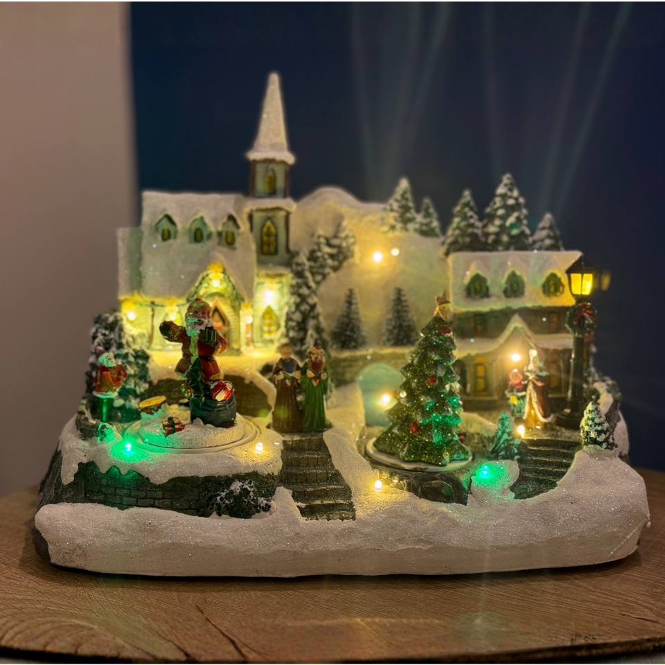 Işıklı Müzikli Hareketli Noel Köyü – Dönen Noel Baba ve Çam Ağacı Dekoru