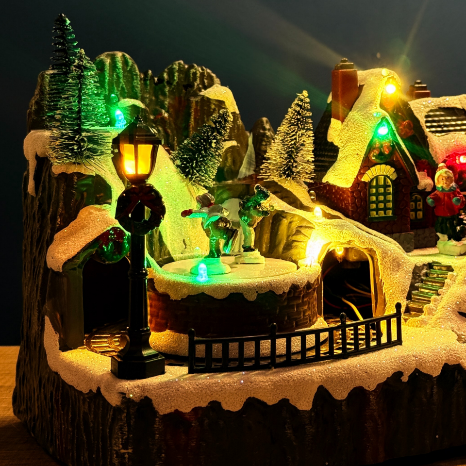 Işıklı Müzikli Hareketli Noel Dağ Evi – Buz Pateni & Tren Tünelli Christmas Village Dekoru