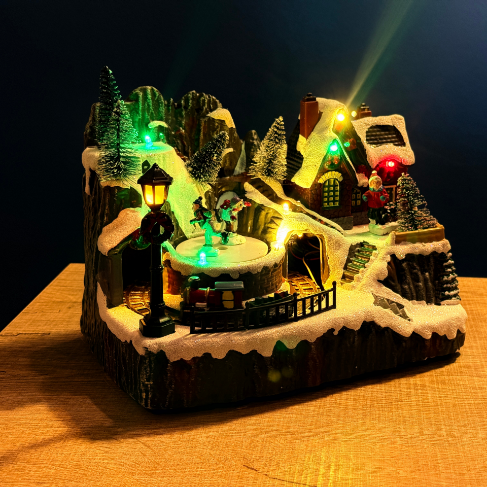Işıklı Müzikli Hareketli Noel Dağ Evi – Buz Pateni & Tren Tünelli Christmas Village Dekoru