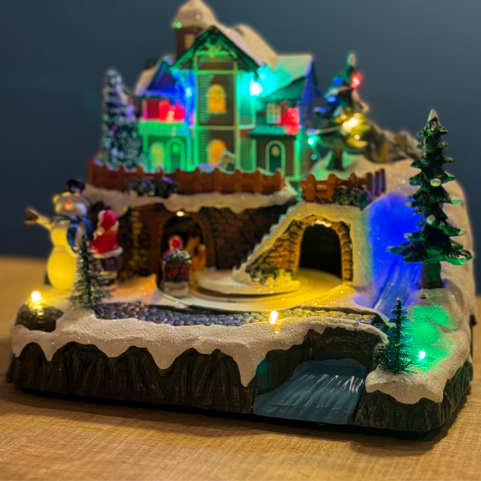 Işıklı Müzikli Hareketli Noel Dağ Evi – Dönen Geyikli Kızağı & Şelaleli Christmas Village Dekoru