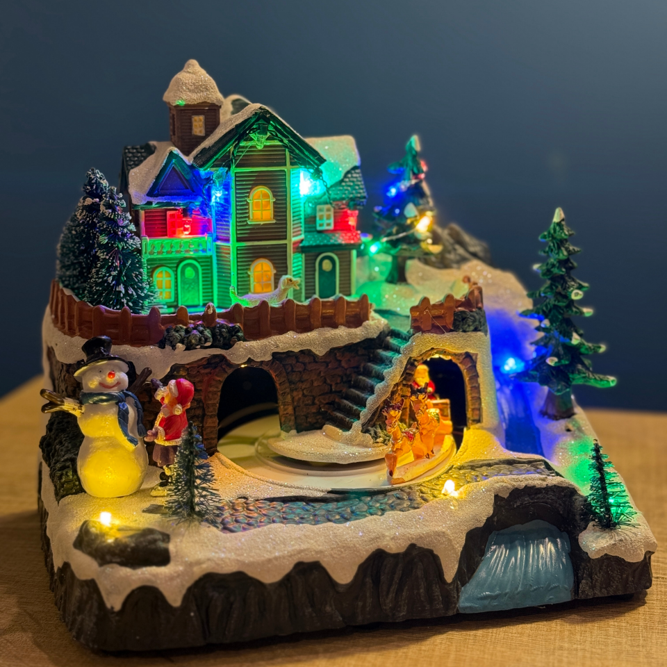Işıklı Müzikli Hareketli Noel Dağ Evi – Dönen Geyikli Kızağı & Şelaleli Christmas Village Dekoru
