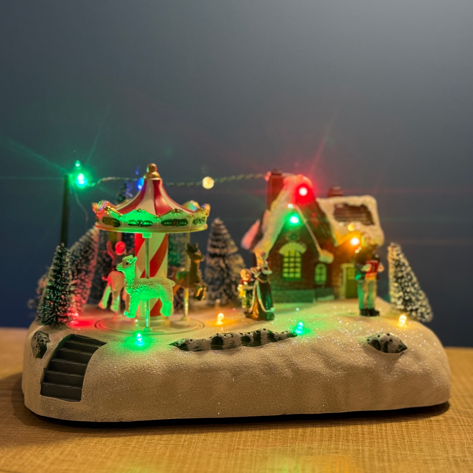 Işıklı Müzikli Dönen Atlı Karınca Christmas Köyü – Carousel Winter Village Dekor