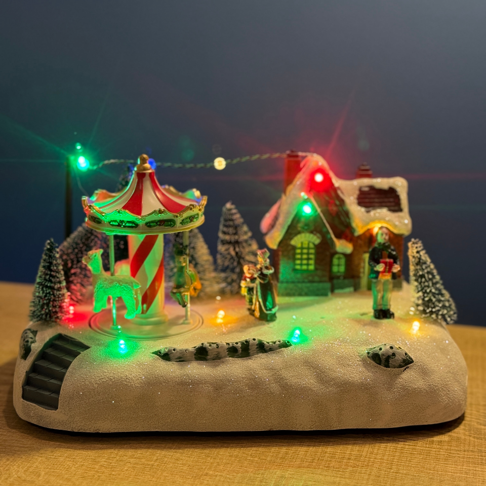 Işıklı Müzikli Dönen Atlı Karınca Christmas Köyü – Carousel Winter Village Dekor