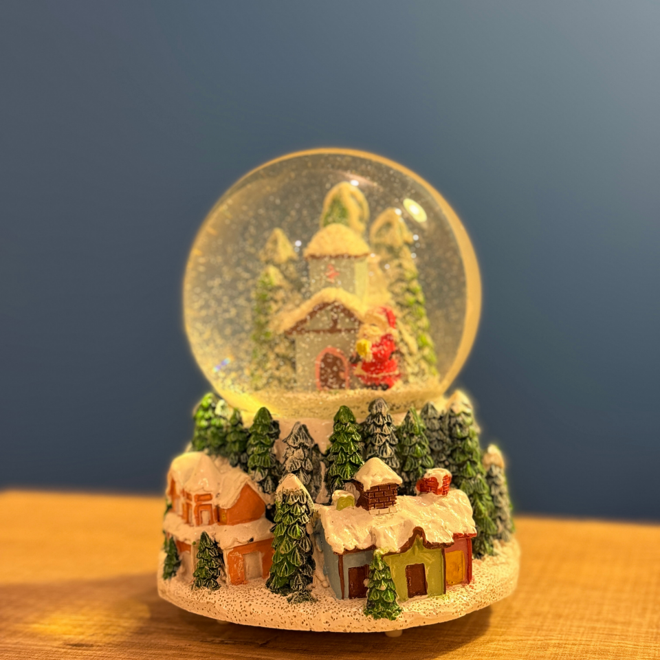 Lüks Büyük Boy Müzikli Yılbaşı Kar Küresi 15 cm – Işıklı, 9 Noel Müzikli, Pilli Dekoratif Kar Küresi