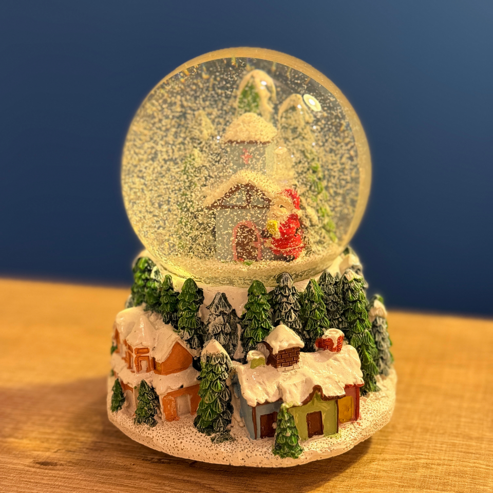 Lüks Büyük Boy Müzikli Yılbaşı Kar Küresi 15 cm – Işıklı, 9 Noel Müzikli, Pilli Dekoratif Kar Küresi