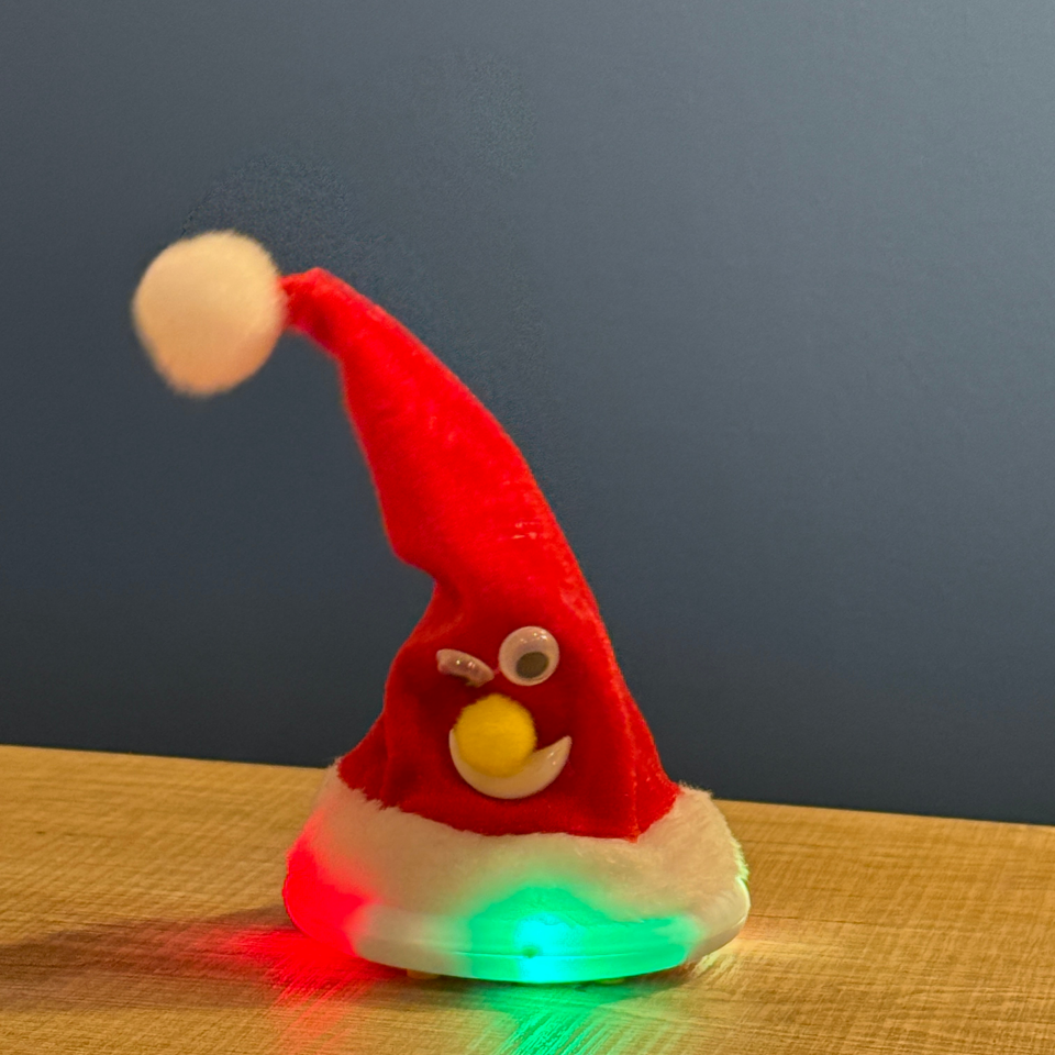 Hareketli & Müzikli Işıklı Noel Şapkası Dekoru – Pilli, Dans Eden Yılbaşı Şapkası Süsü