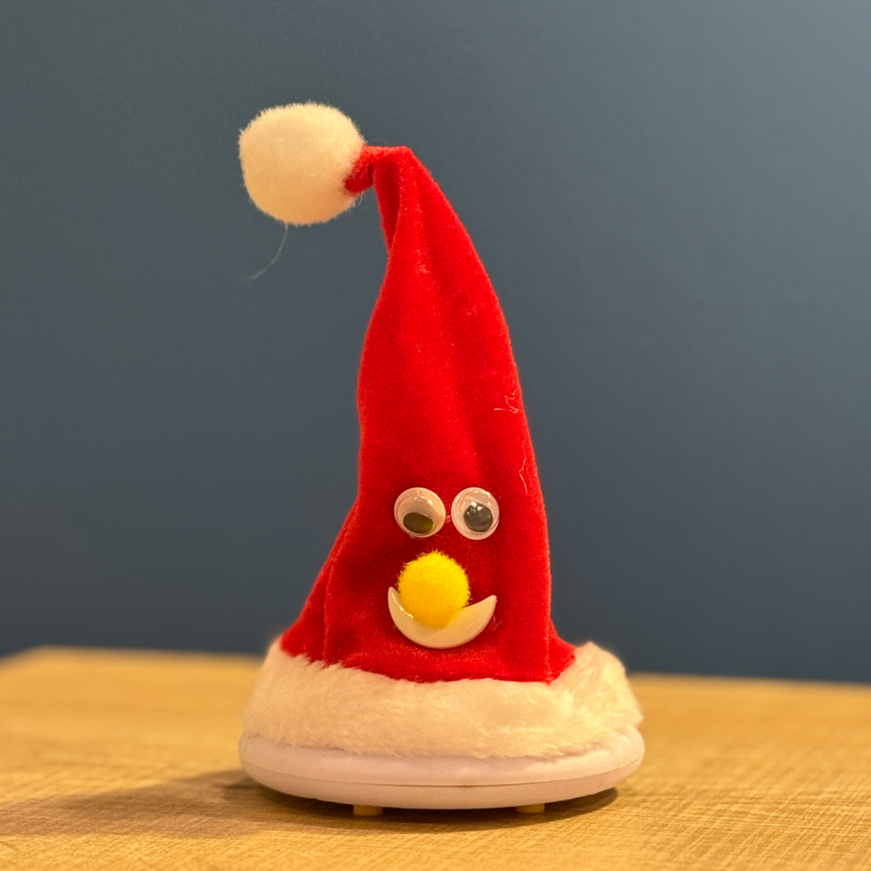 Hareketli & Müzikli Işıklı Noel Şapkası Dekoru – Pilli, Dans Eden Yılbaşı Şapkası Süsü