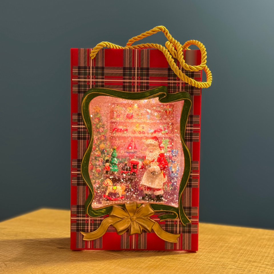 “Noel Baba'dan Hediyeler” Işıklı & Müzikli Kar Küresi – Çift Modlu, Pilli & Adaptörlü, Kar Efektli Dekoratif Yılbaşı Lambası 23 cm