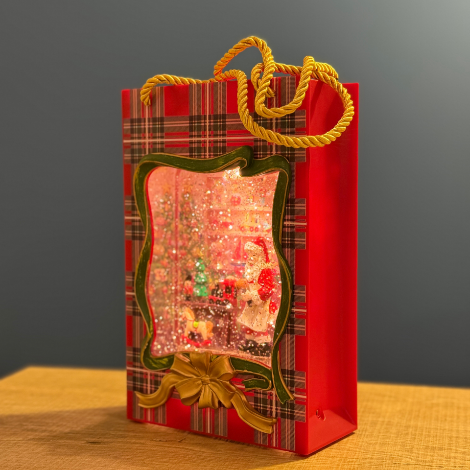 “Noel Baba'dan Hediyeler” Işıklı & Müzikli Kar Küresi – Çift Modlu, Pilli & Adaptörlü, Kar Efektli Dekoratif Yılbaşı Lambası 23 cm