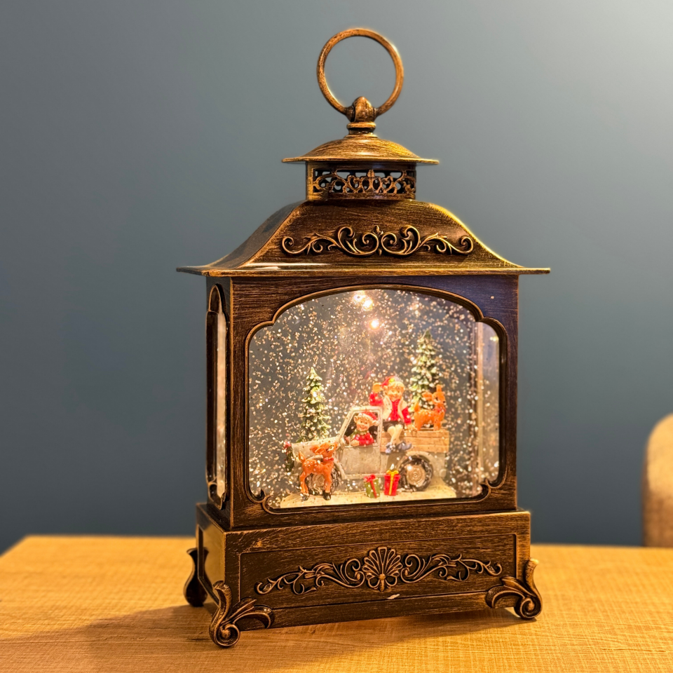 Lüks Fener Tipi Işıklı & Müzikli Kar Küresi 30 cm – Adaptörlü & Pilli, Çift Modlu Noel Müzikli Yılbaşı Dekoru