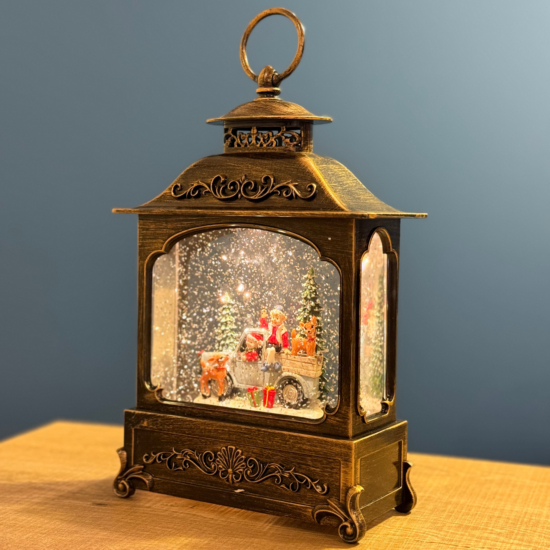 Lüks Fener Tipi Işıklı & Müzikli Kar Küresi 30 cm – Adaptörlü & Pilli, Çift Modlu Noel Müzikli Yılbaşı Dekoru