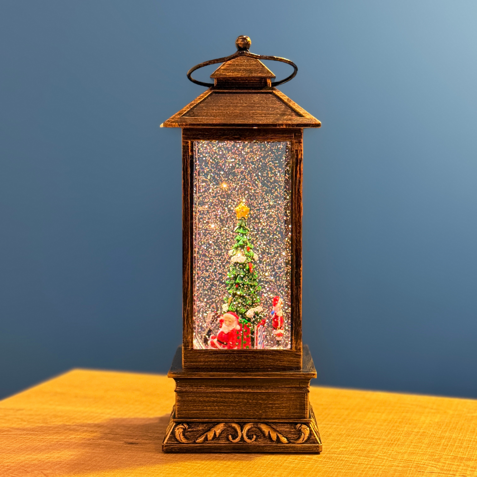 Lüks Fener Tipi Işıklı Kar Küresi 31 cm – Kar Efektli, Noel Temalı Premium Yılbaşı Dekoru