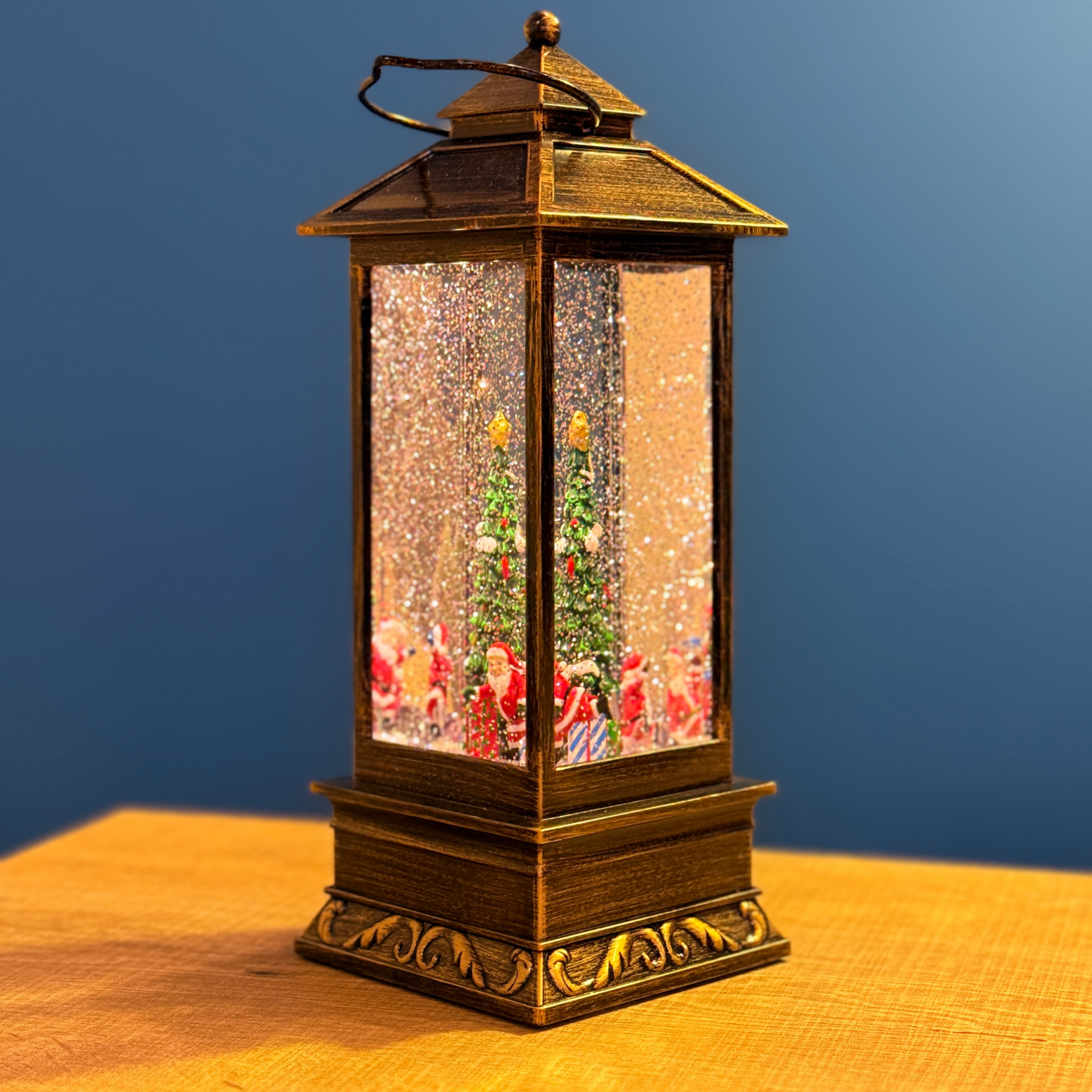 Lüks Fener Tipi Işıklı Kar Küresi 31 cm – Kar Efektli, Noel Temalı Premium Yılbaşı Dekoru