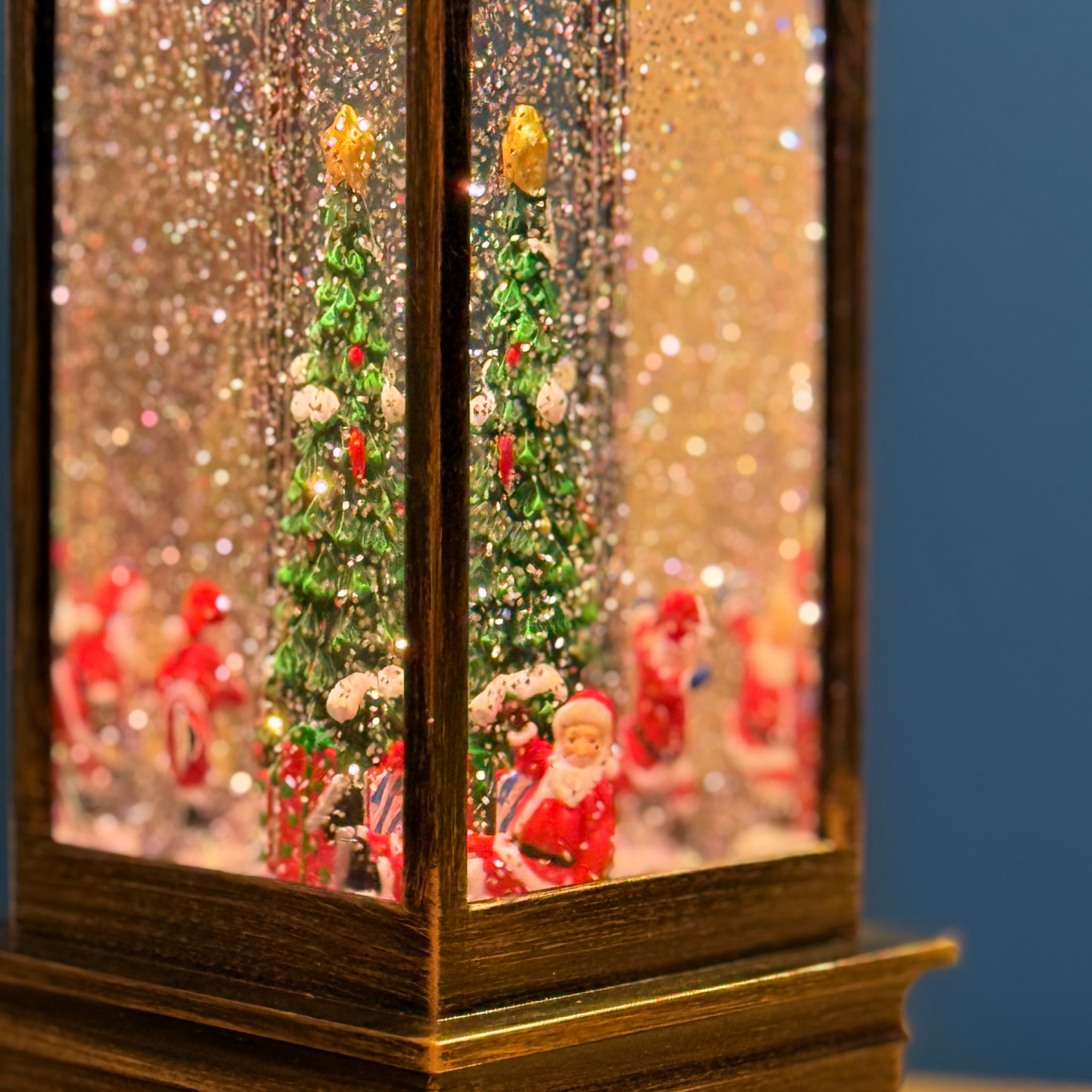 Lüks Fener Tipi Işıklı Kar Küresi 31 cm – Kar Efektli, Noel Temalı Premium Yılbaşı Dekoru