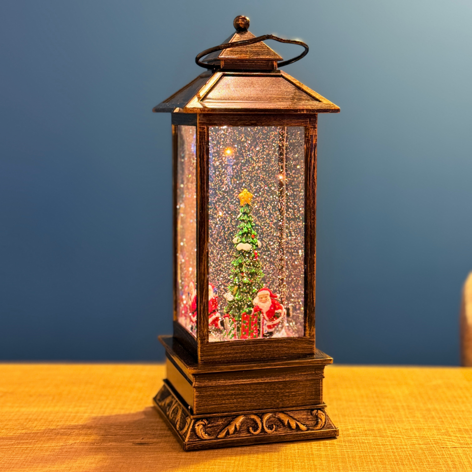 Lüks Fener Tipi Işıklı Kar Küresi 31 cm – Kar Efektli, Noel Temalı Premium Yılbaşı Dekoru