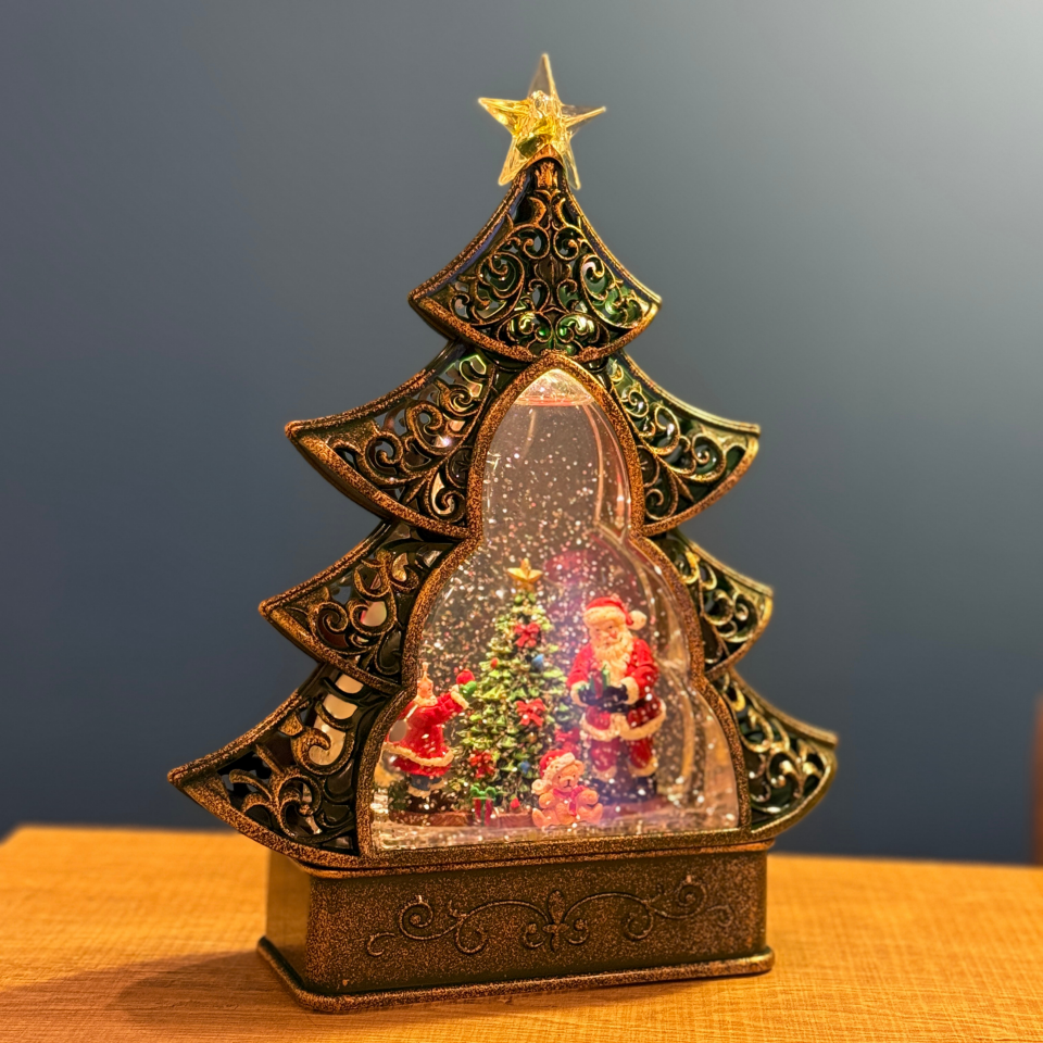 Müzikli & Işıklı Çam Ağacı Kar Küresi – USB & Pilli, Noel Baba Figürlü, LED Yılbaşı Dekoru 28,5 cm