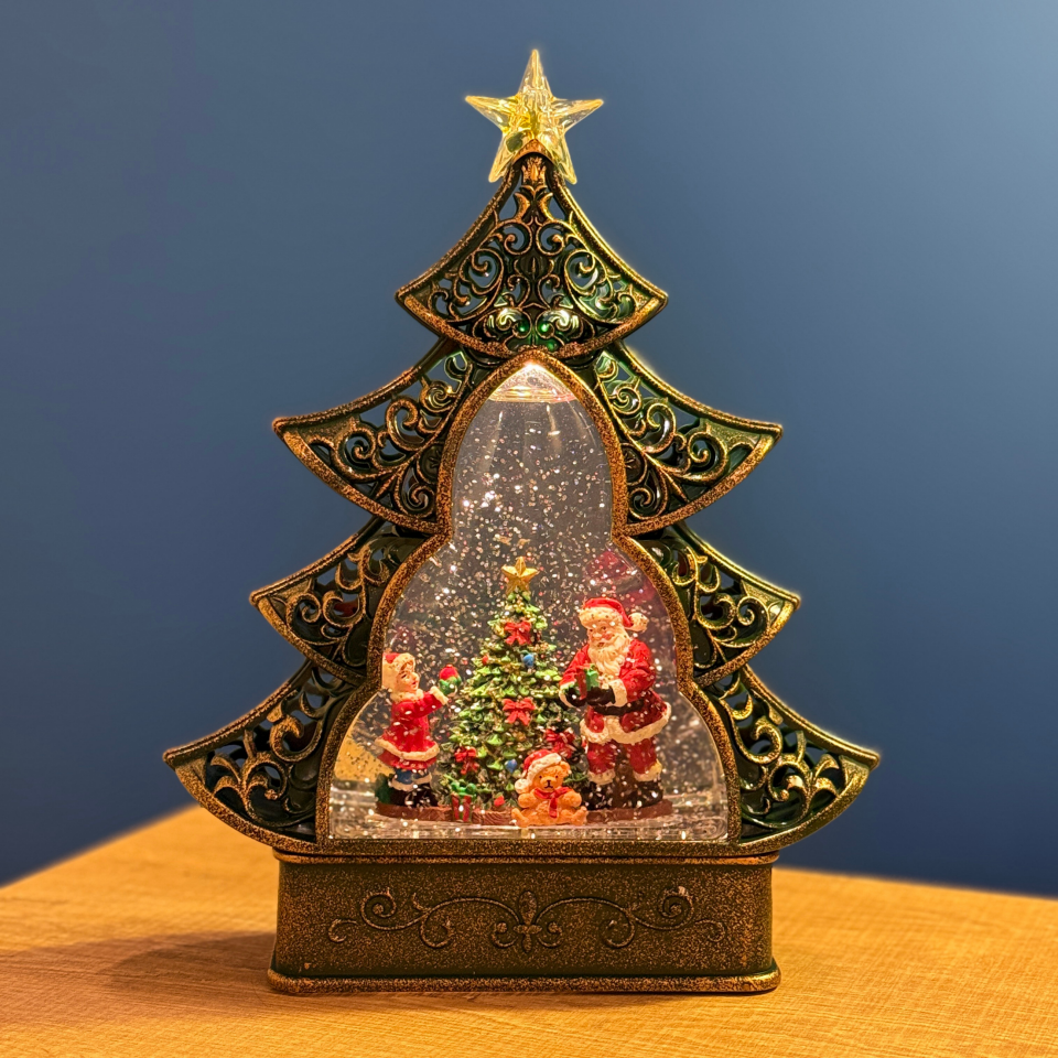 Müzikli & Işıklı Çam Ağacı Kar Küresi – USB & Pilli, Noel Baba Figürlü, LED Yılbaşı Dekoru 28,5 cm